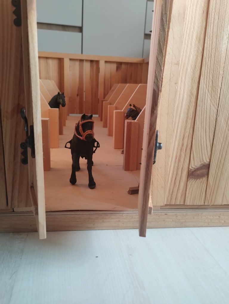 Stajnia drewniana dla koników np schleich