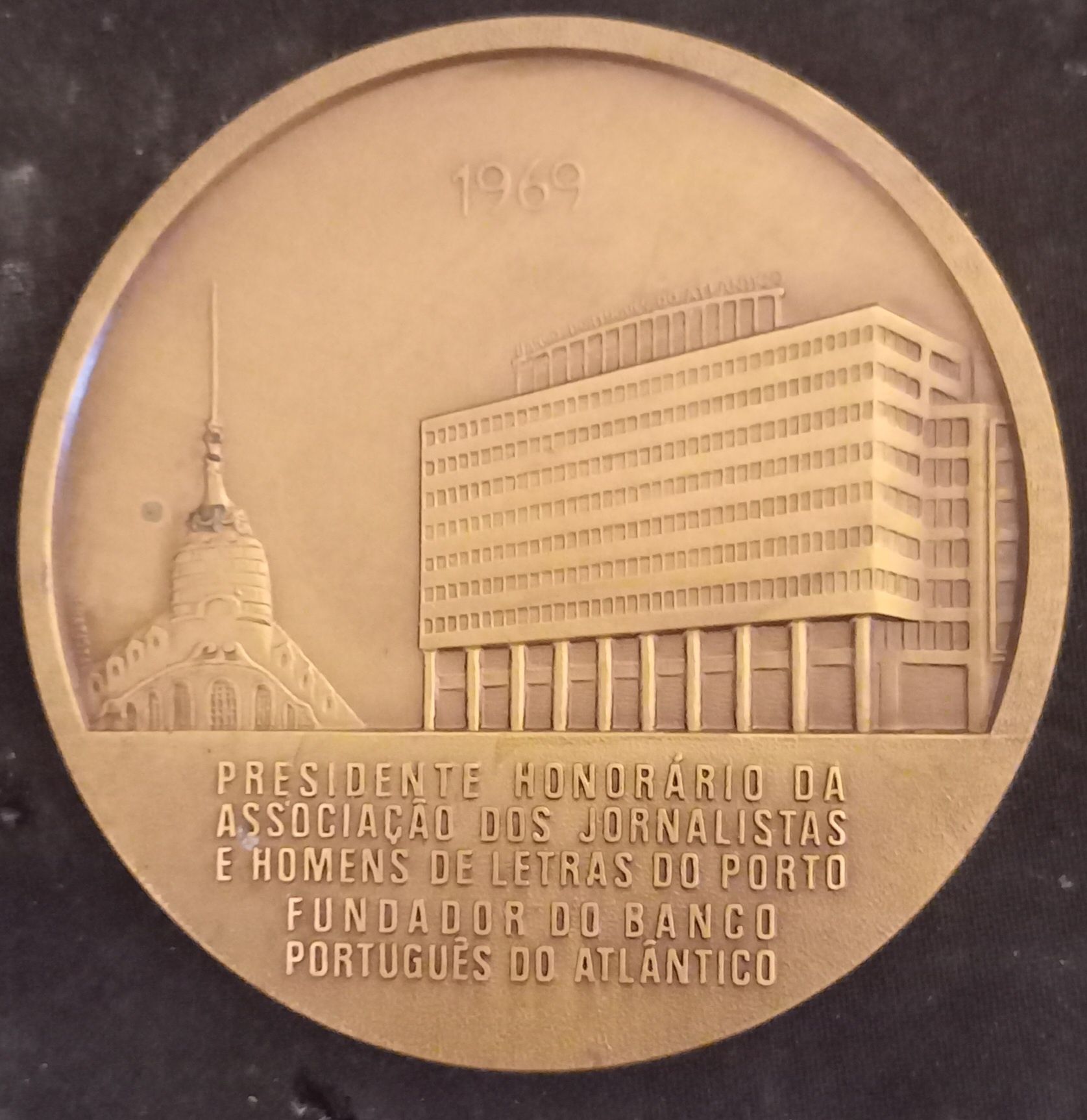 Medalha de Carlos Cal Brandão, Laureano  Ribatua, e outras.