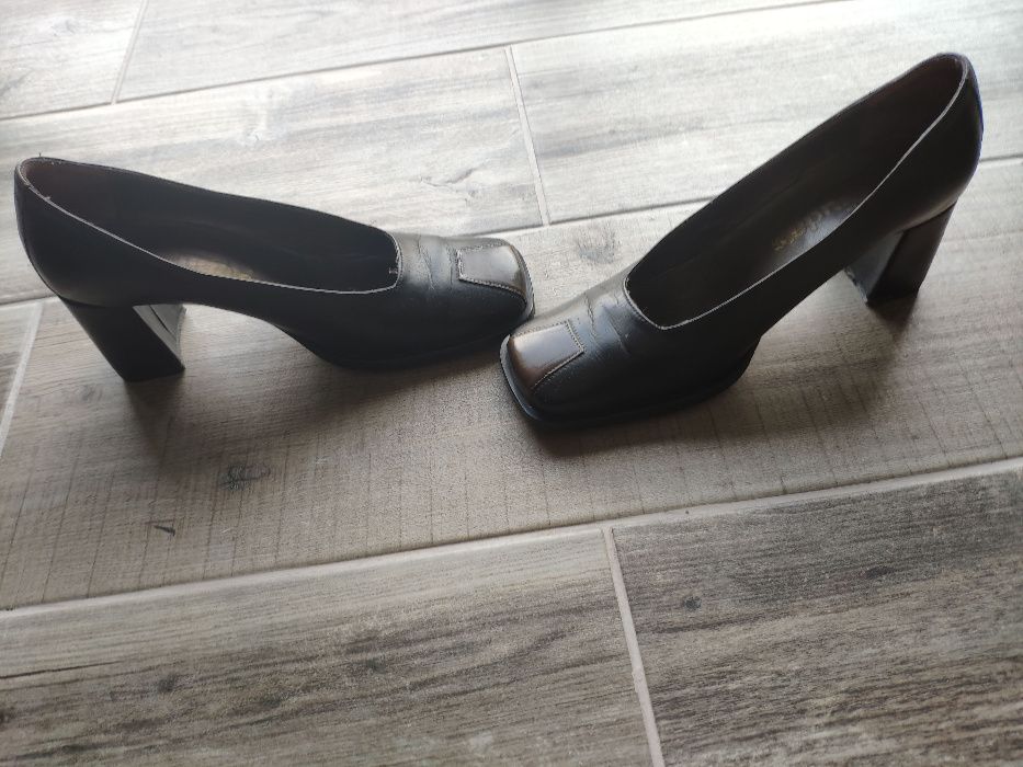 Sapatos 38 Pele Genuína e sola Couro