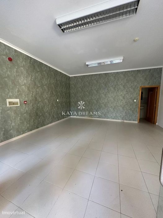 Loja á Venda em Jardim da Amoreira- Ramada