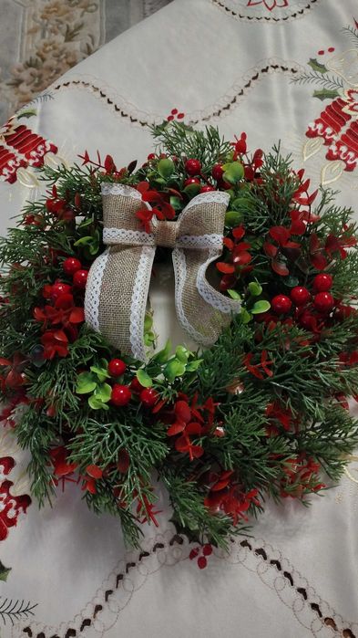 Piękny wianek bożonarodzeniowy czerwono =zielony