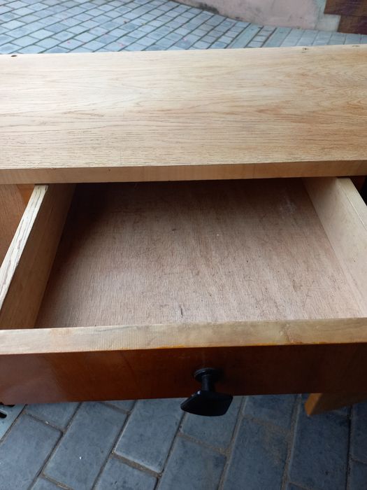 Toaletka stara w trakcie renowacji.