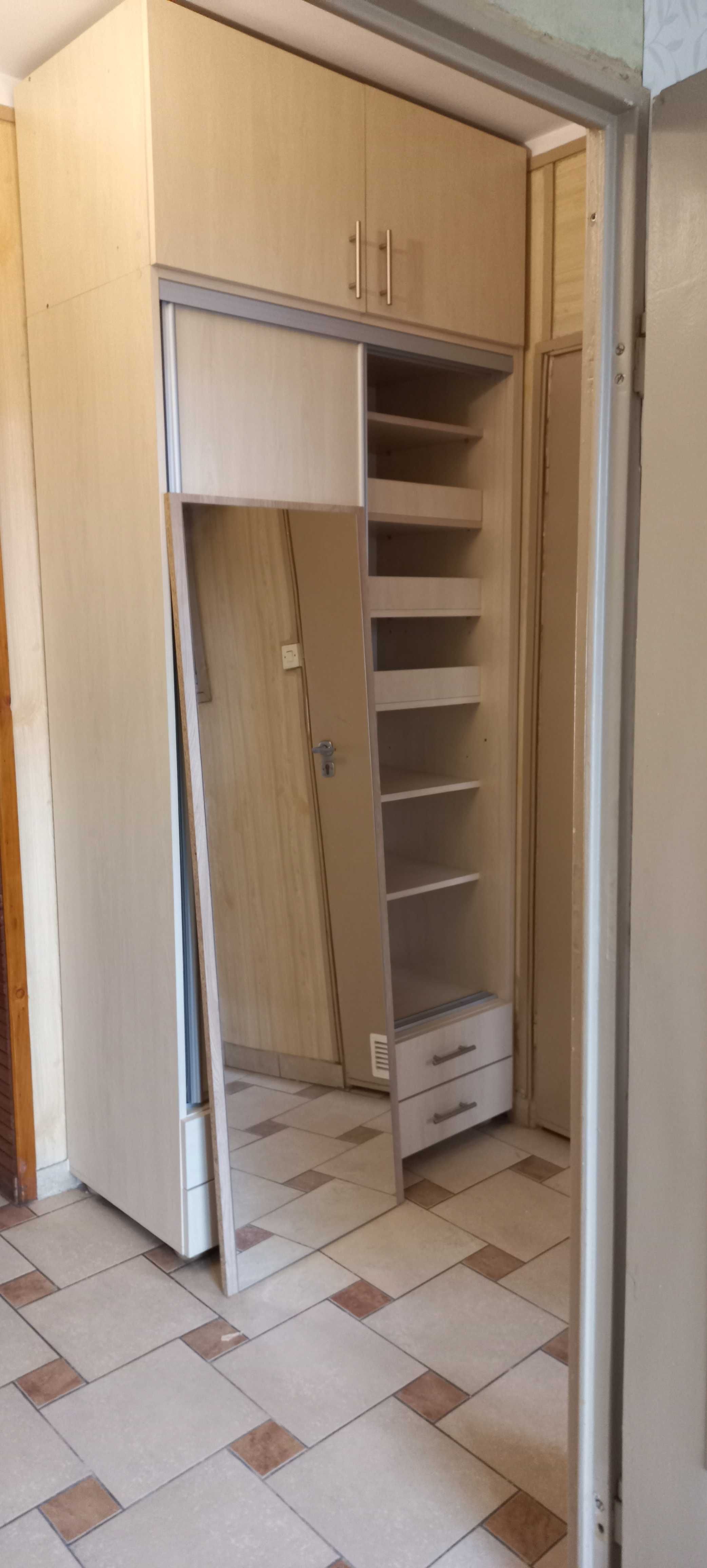 Szafa przesuwna z boczną dostawką - pawlacz