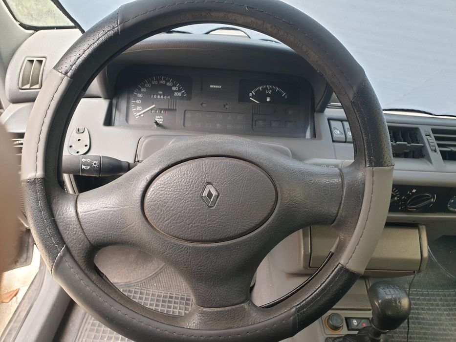 Renault Clio 1.0 Gasolina 1997 – Económico, Fiável e Inspeção em Dia