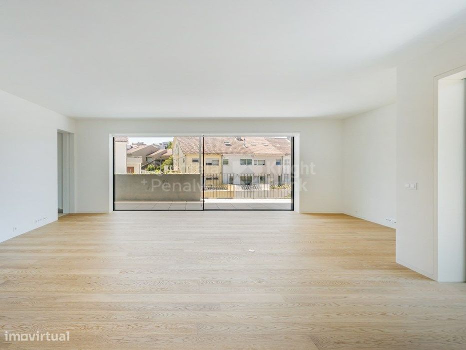 Apartamento T4 com três varandas em Aldoar, Porto