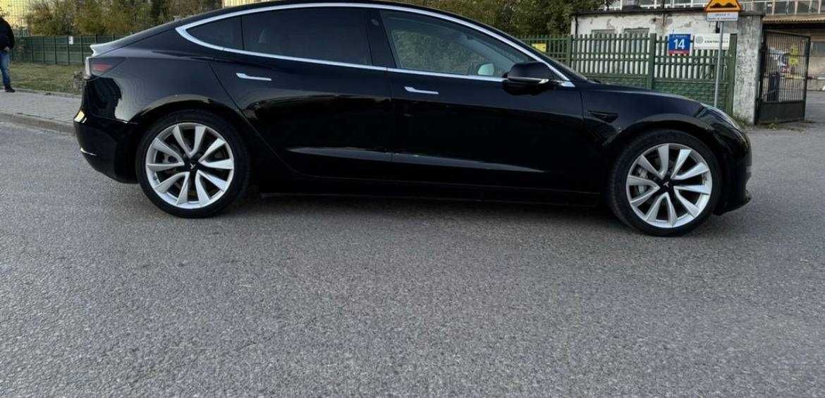 У продажі Tesla model 3 2019