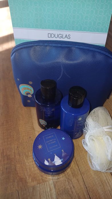 Douglas zestaw z kosmetyczką żel balsam peeling Gąbka