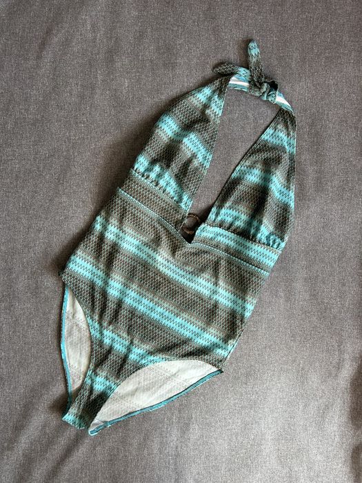 Суцільний жіночий купальник. купальник