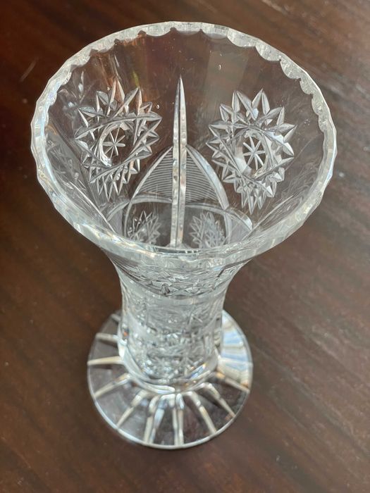 Kryształowy wazon z szeroką podstawą