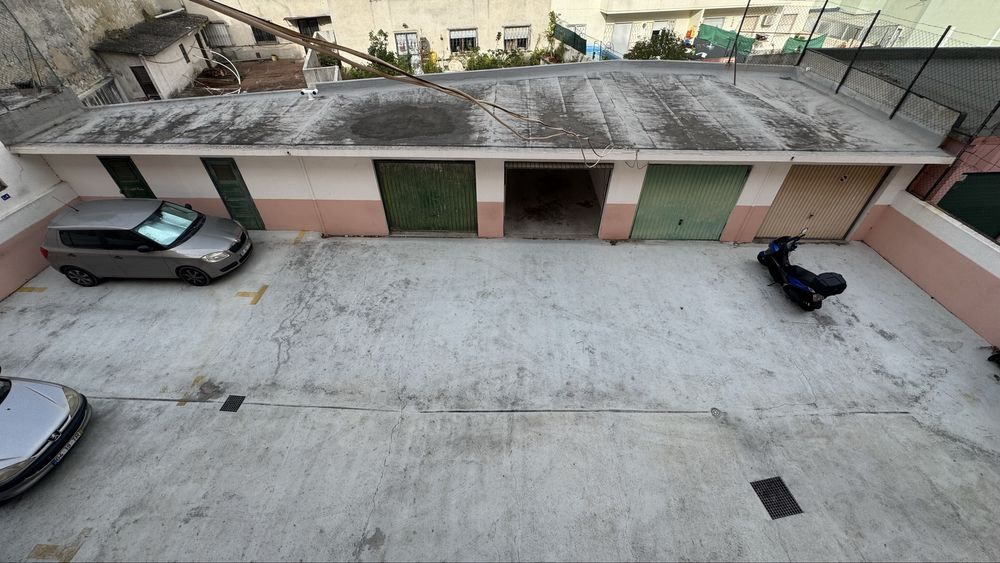Garagem e espaço de estacionamento