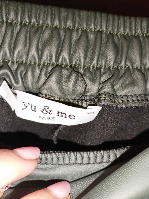 Modne spodnie bojówki z eco skóry M-L