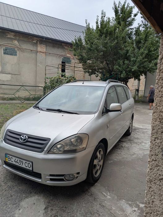 Тойота авенсіс версо
