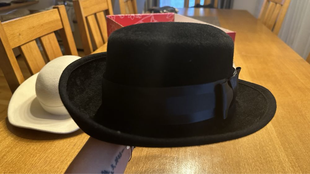 Kapelusz czarny od modystki