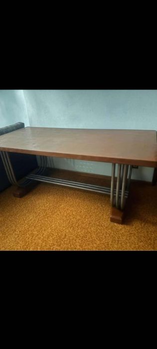 Mesa de madeira maciça sem cadeiras