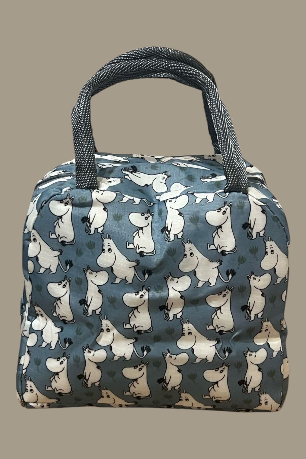 Torba termoizolacyjna Moomin – nowa, 23x20x13 cm


---

Opis:
Nowa tor