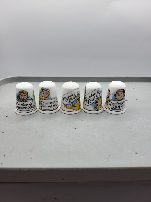 Zestaw 5 naparstków z motywem pracy