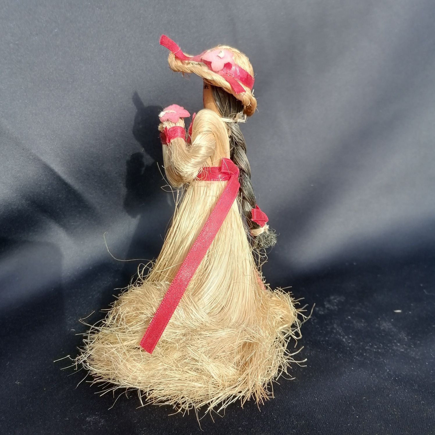 Stara ręcznie robiona drewniana lalka dama kobieta figurka