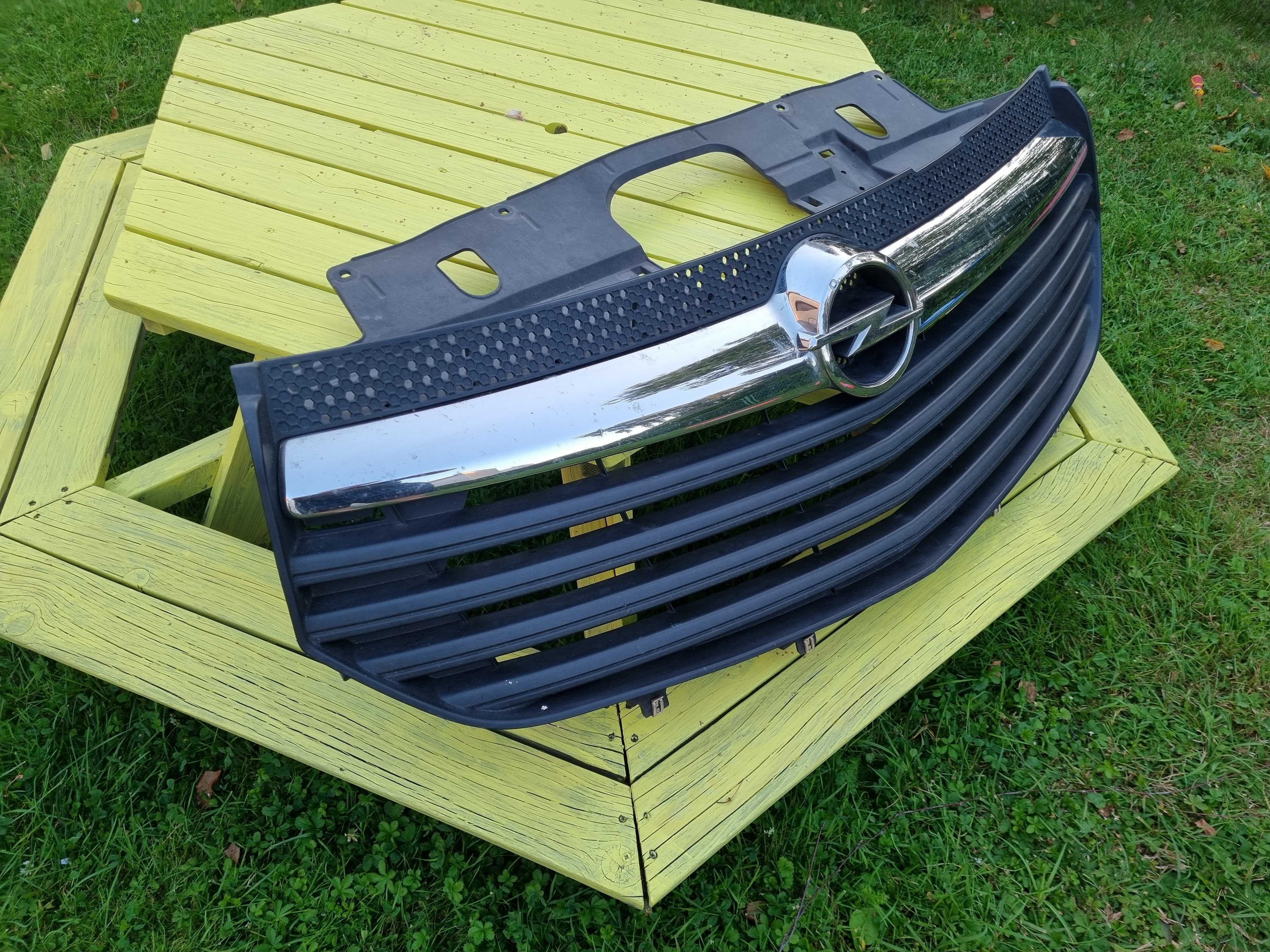 OPEL VIVARO B (14-19)- ATRAPA GRILL zderzaka chrom