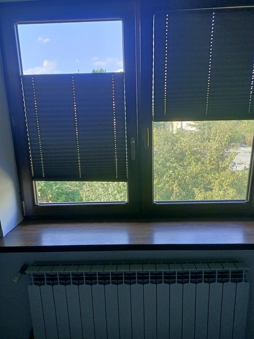 Okna PCV orzech + plisy+ parapet wewnętrzny
