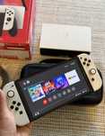 PlayStation 5 com dois comandos e nitendo switch oled
