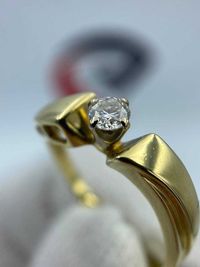 Złoty pierścionek z brylantem 2,91g