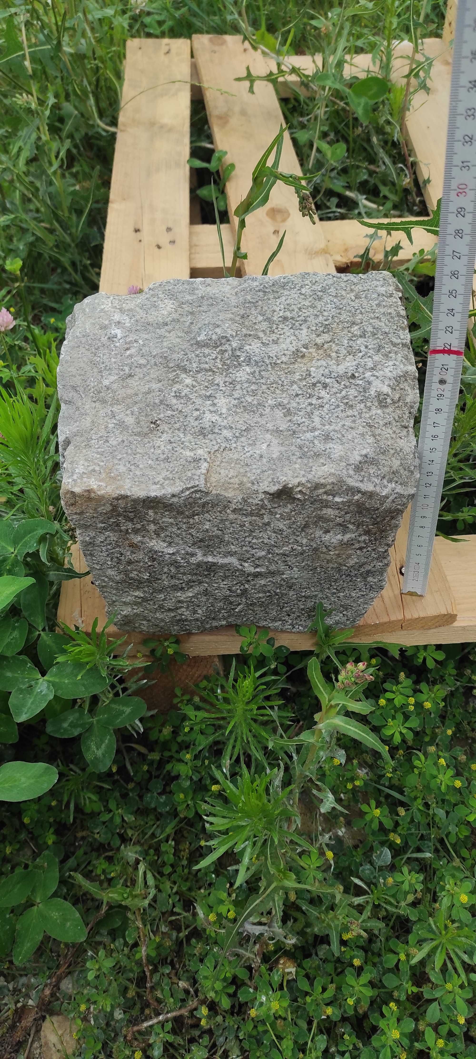 Duża kostka granitowa