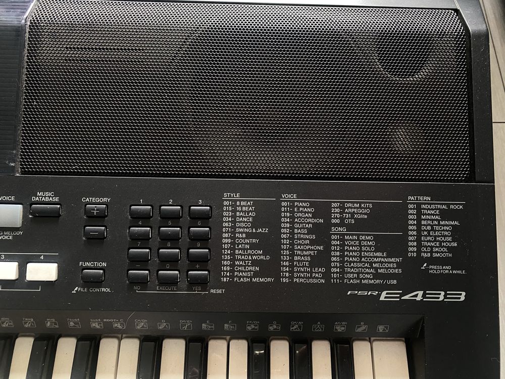 Професійний синтезатор Yamaha PSR-E373