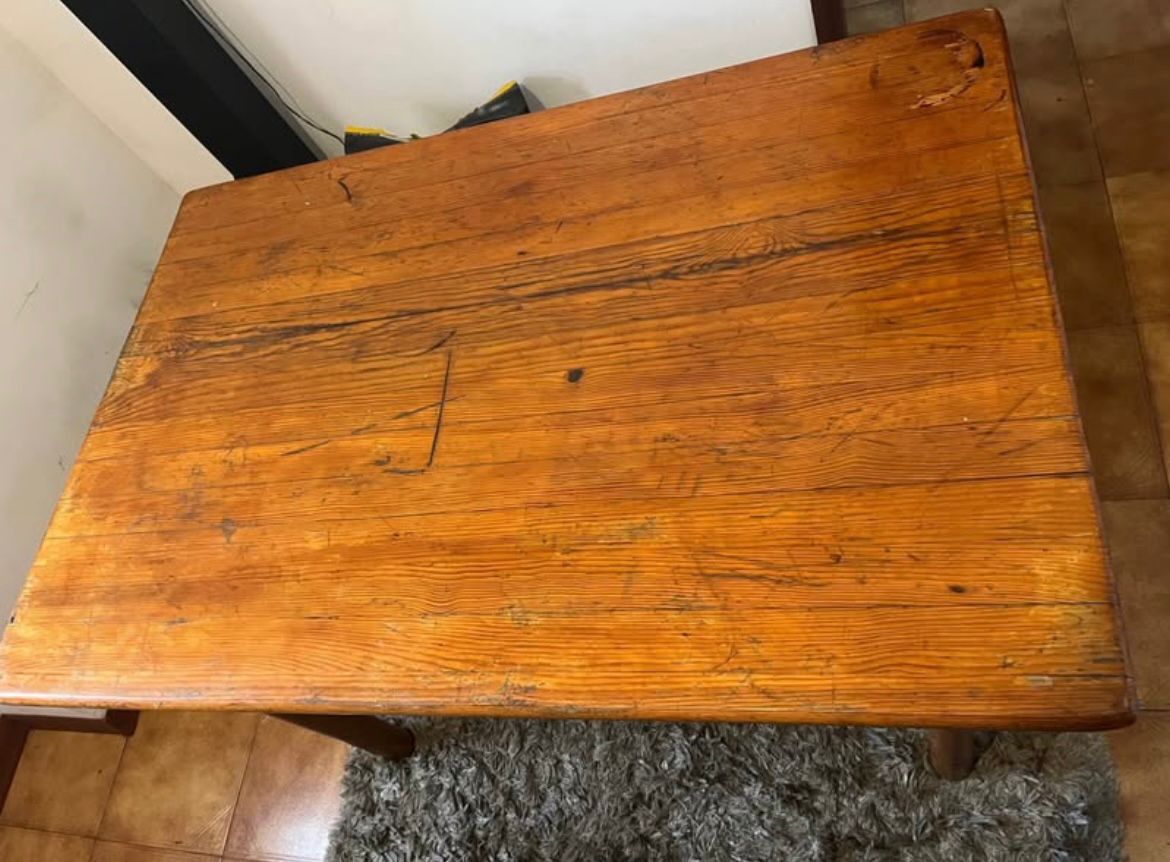 Mesa de Madeira Resistente