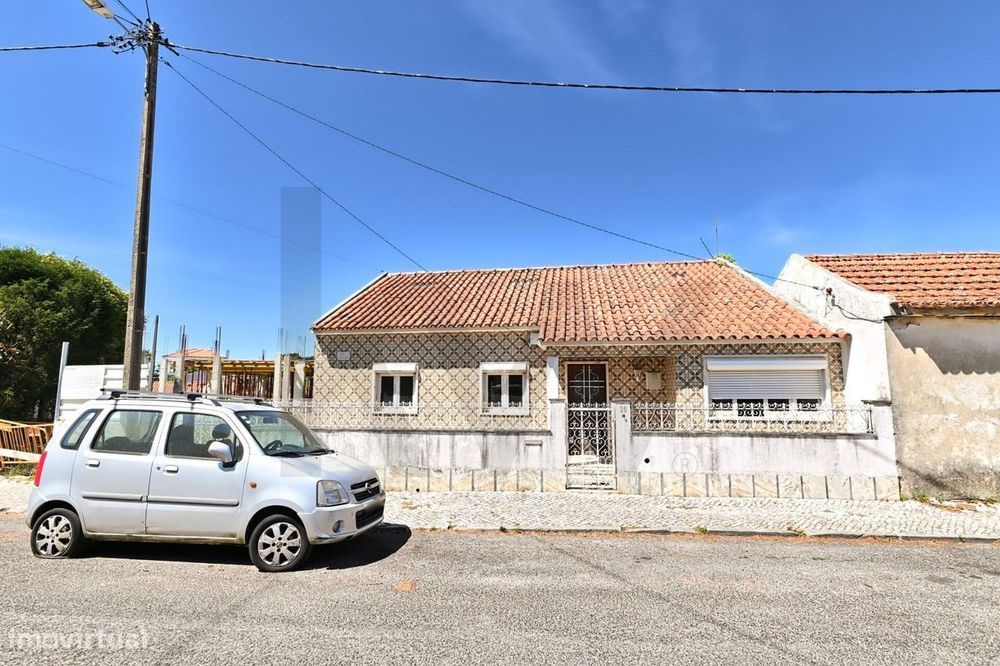 Moradia T2+2 com garagem e jardim em Sintra