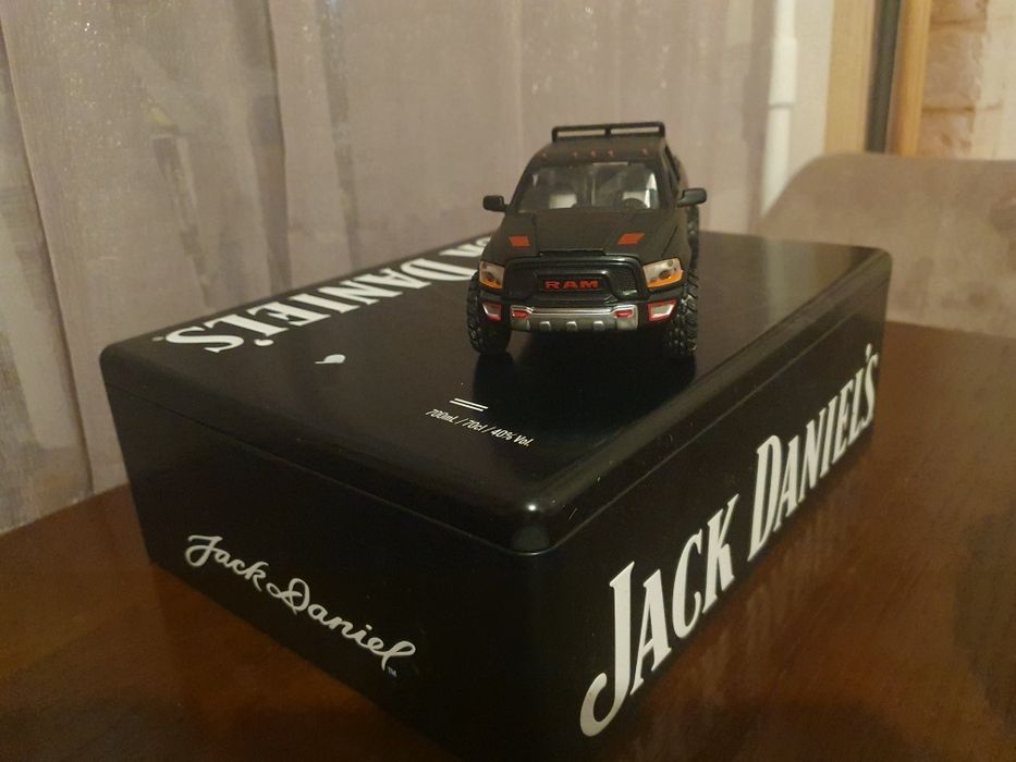 Модель автомобіля Dodge RAM 1500 маштаб 1:32