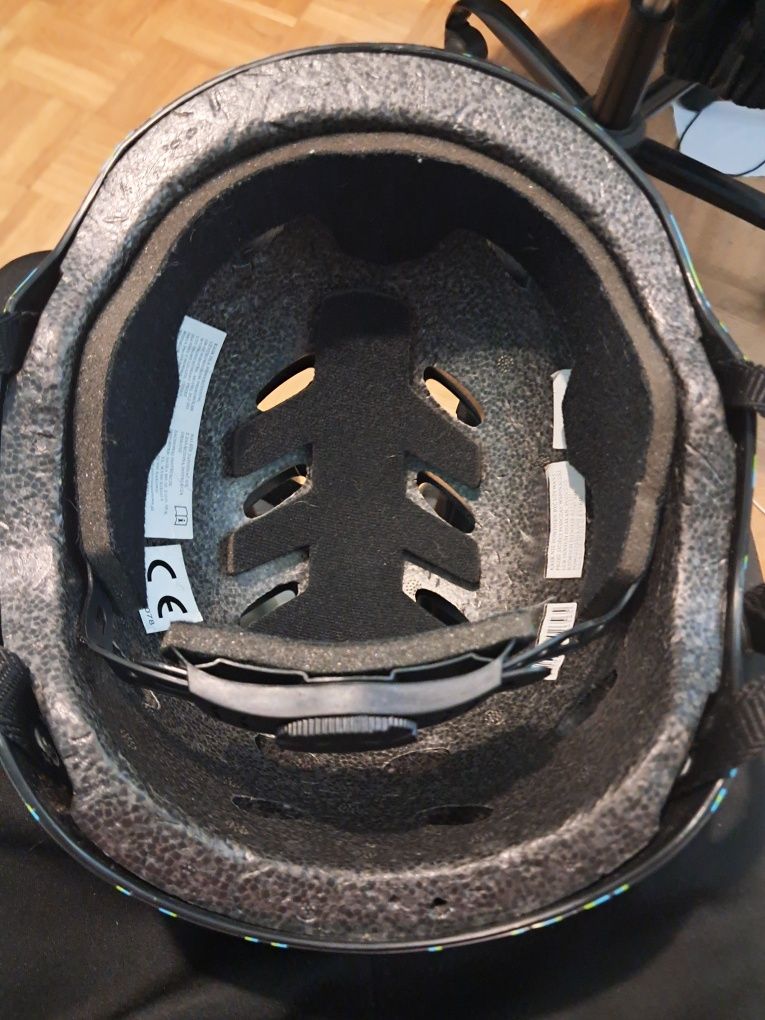 Kask scooter z wlepą scootive