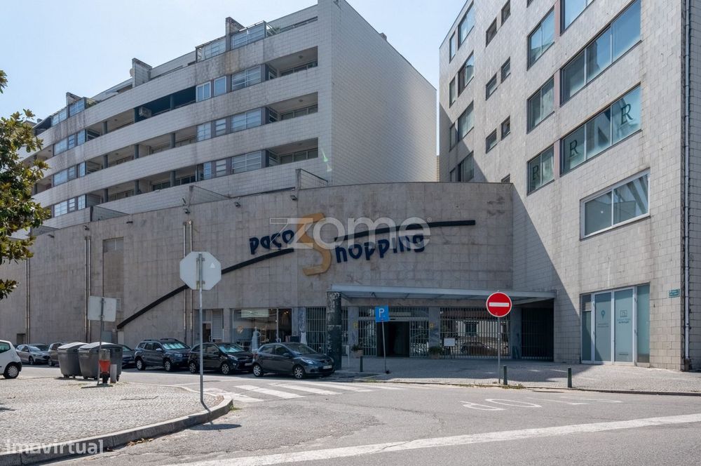 Lojas comerciais prontas a usar, no centro de Paços de Ferreira