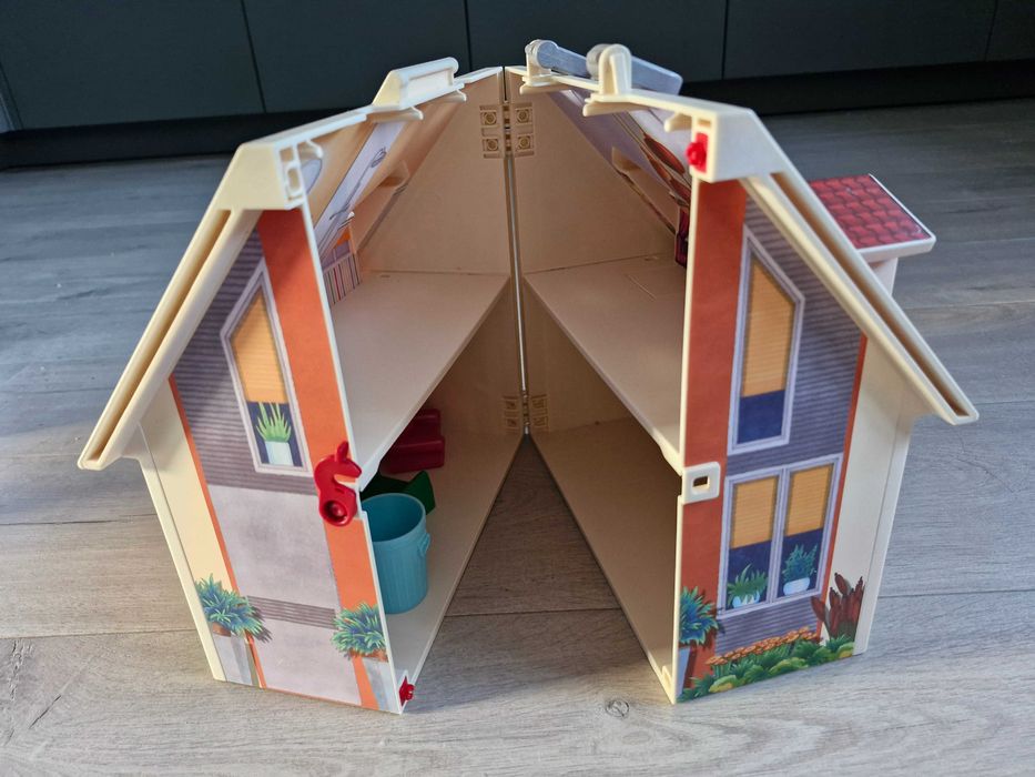 Domek przenośny Play Mobil + mebelki