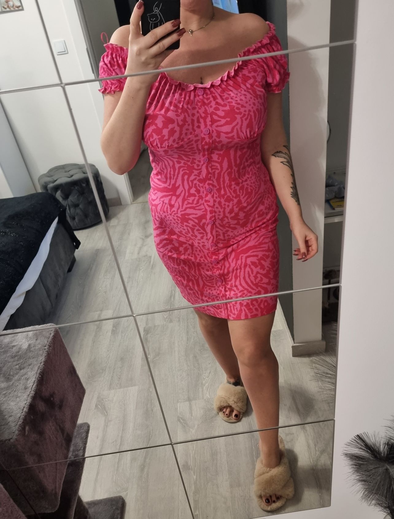 Różowa sukienka 42