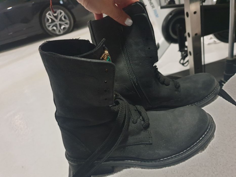 Botas de camurça da marca Emanuelle Vee, usados apenaa 2 vezes
