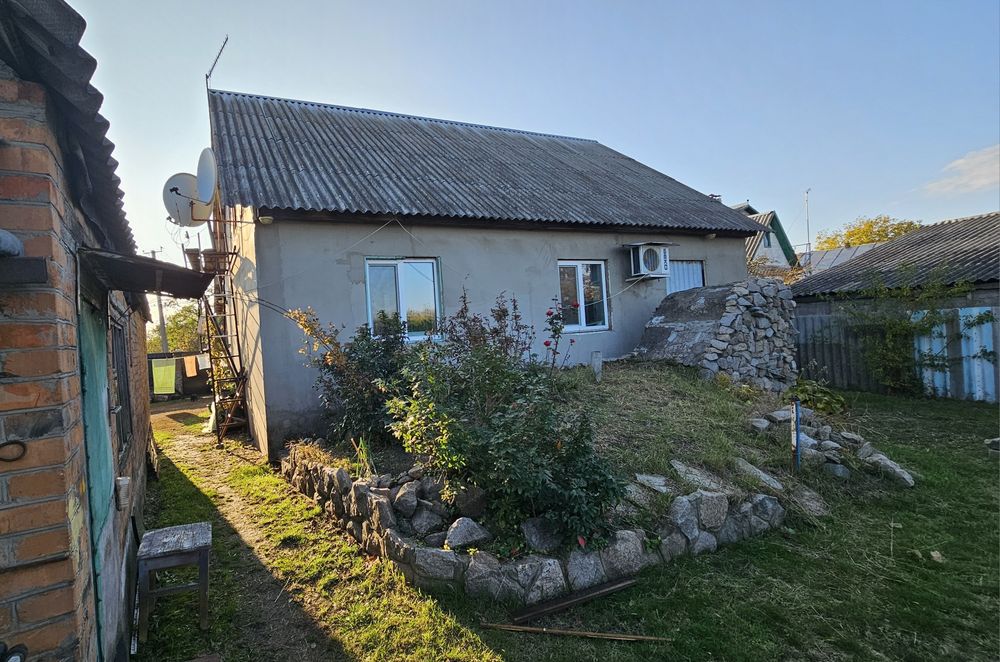 Продам будинок із земельною ділянкою
