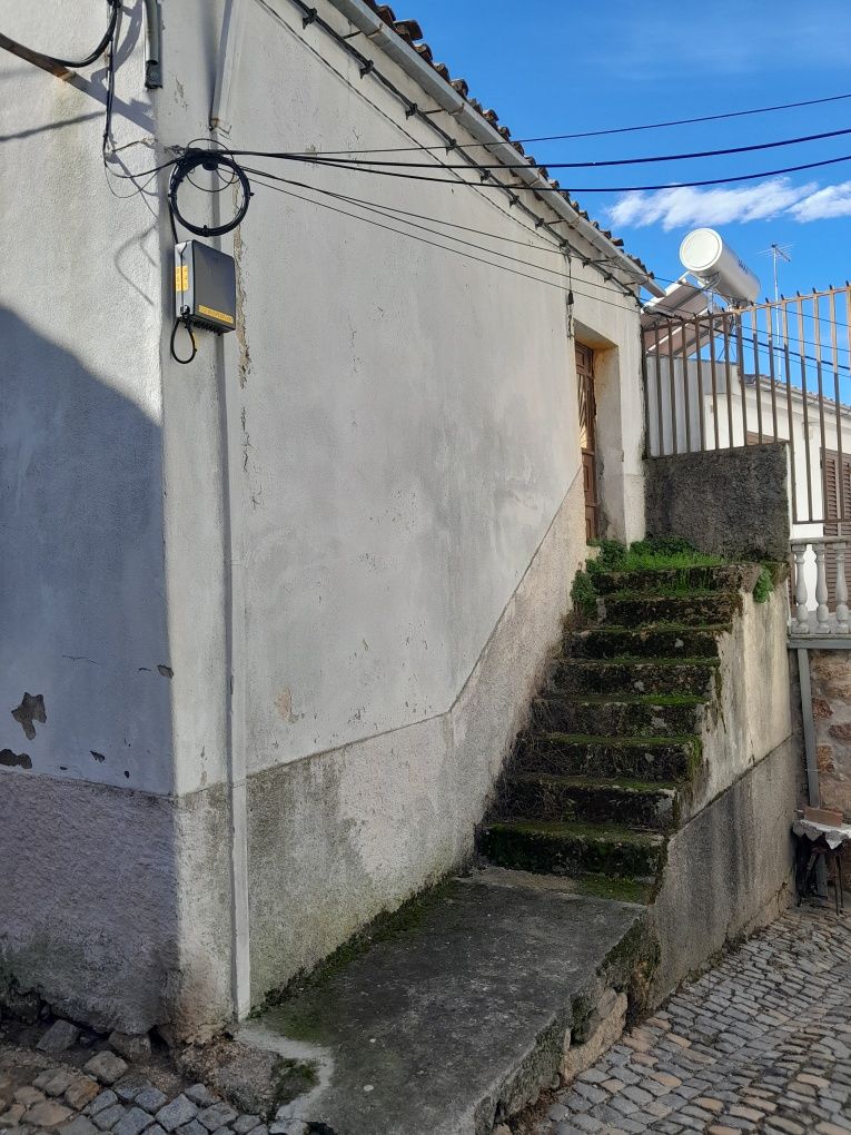 Moradia T2 para reconstrução em Ferro - Covilhã - Reservado