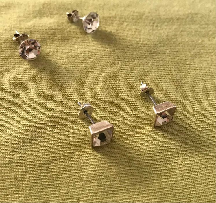 Dois pares de brincos