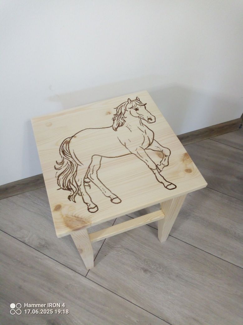 Taboret, stołek kuchenny, sosnowy.