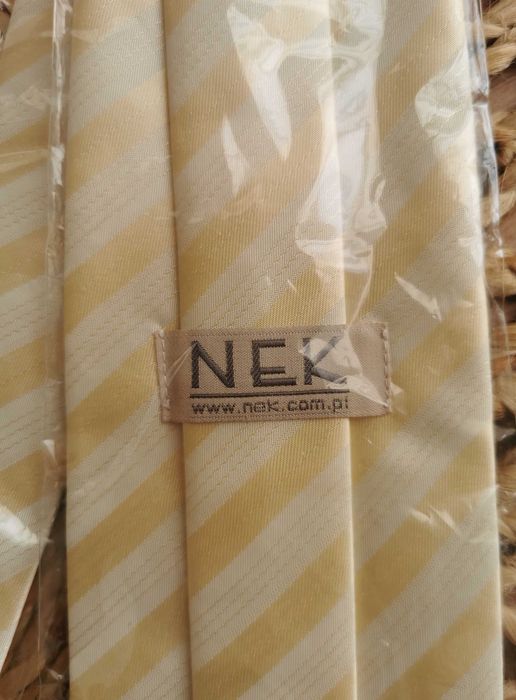 Kremowo-żółty krawat w paski