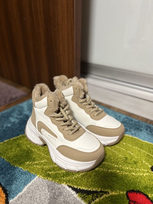 Зимові високі кросівки бежеві , теплі