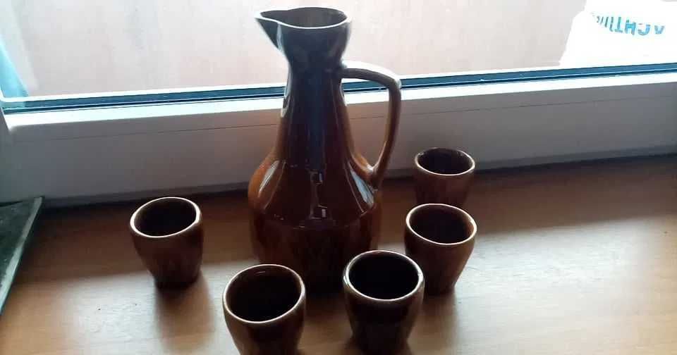 Karafka ceramiczna z kieliszkami.Używane;