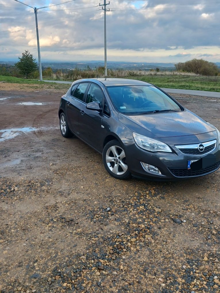 Witaj ma do sprzedania  Opel astra J rok 2010