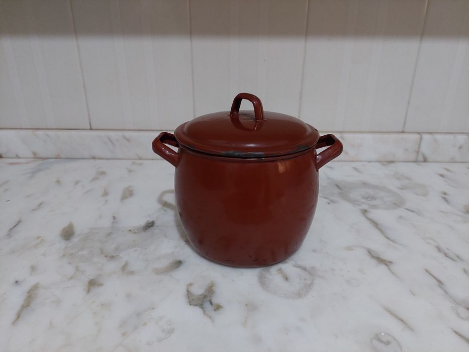 Panela antiga de esmalte de cor vermelha