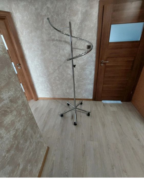 Wieszak obrotowy regulowany na ubrania wysokość  do 160 na 80 cm
