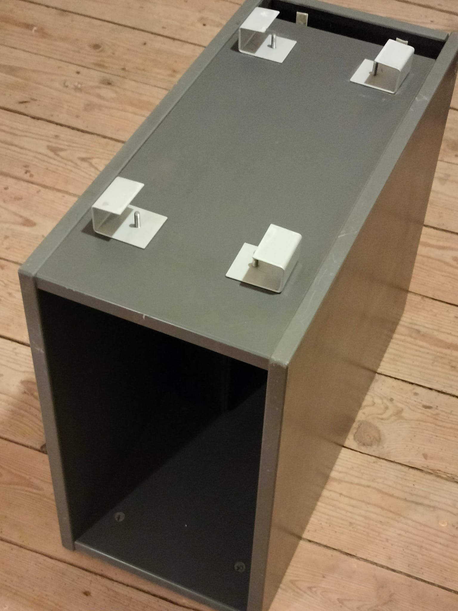 Suporte Ikea para torre de PC