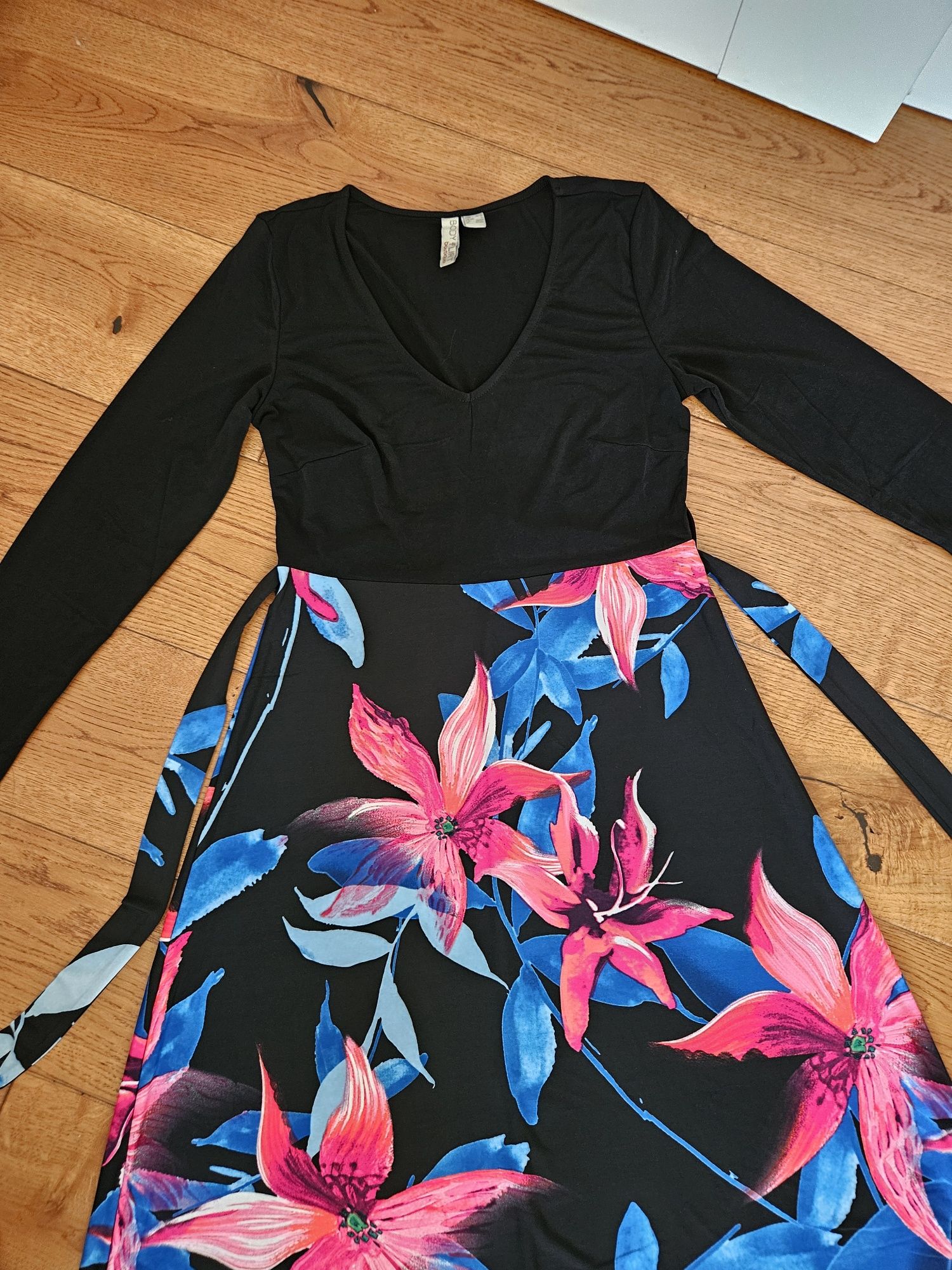 OBNIŻKA - Sukienka maxi w kwiaty rozmiar M/L