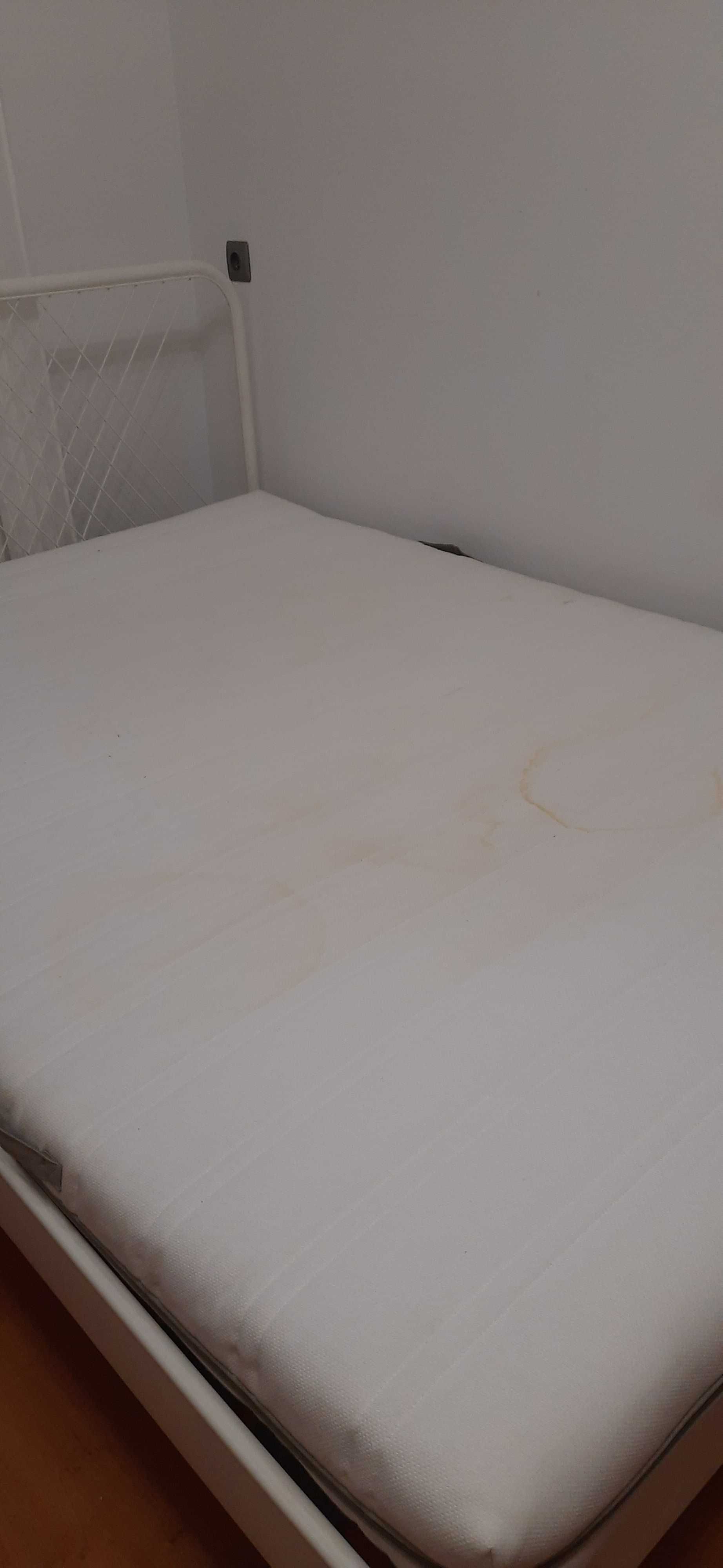 Łóżko w białym kolorze