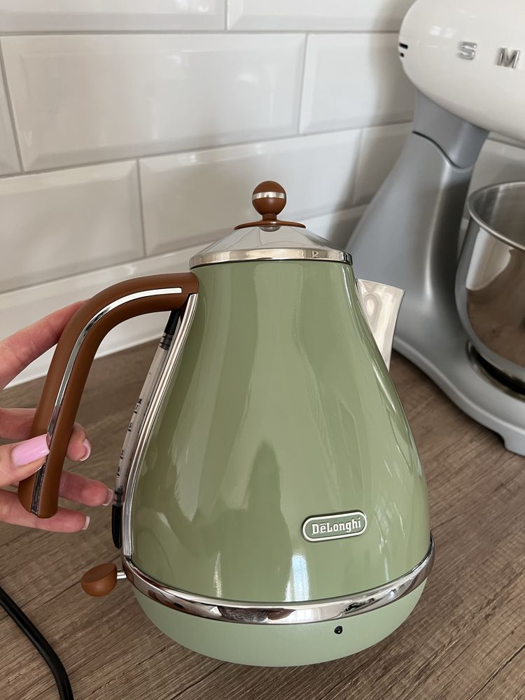 Електричний чайник Delonghi зеленый