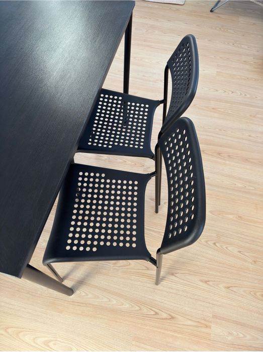 Mesa preta com 2 cadeiras